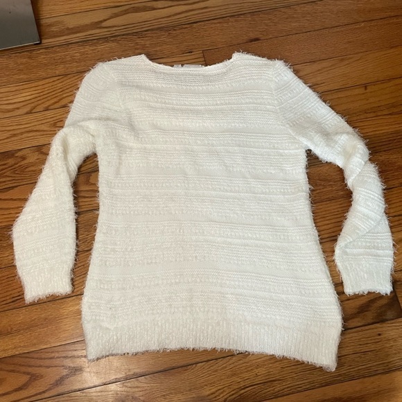 Fuzzy white sweater L - Picture 6 of 6